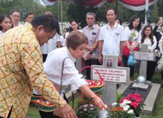 Ibadah dan Ziarah Ke Makam Begawan Ekonomi Radius Prawiro (Alm.)