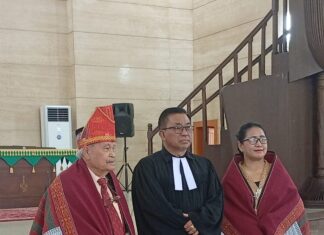 Serepina Hutabarat Terima Ulos di Seminar HKBP Jambi