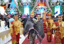 Komunikasi Simbolik di Pesta Adat Pernikahan Batak Toba di Indonesia dan Amerika Serikat