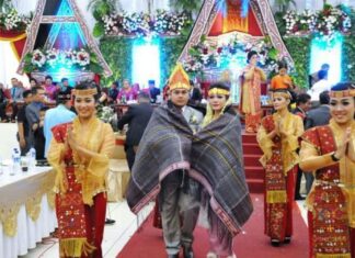 Komunikasi Simbolik di Pesta Adat Pernikahan Batak Toba di Indonesia dan Amerika Serikat