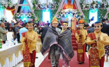 Komunikasi Simbolik di Pesta Adat Pernikahan Batak Toba di Indonesia dan Amerika Serikat