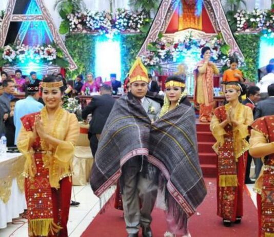 Komunikasi Simbolik di Pesta Adat Pernikahan Batak Toba di Indonesia dan Amerika Serikat